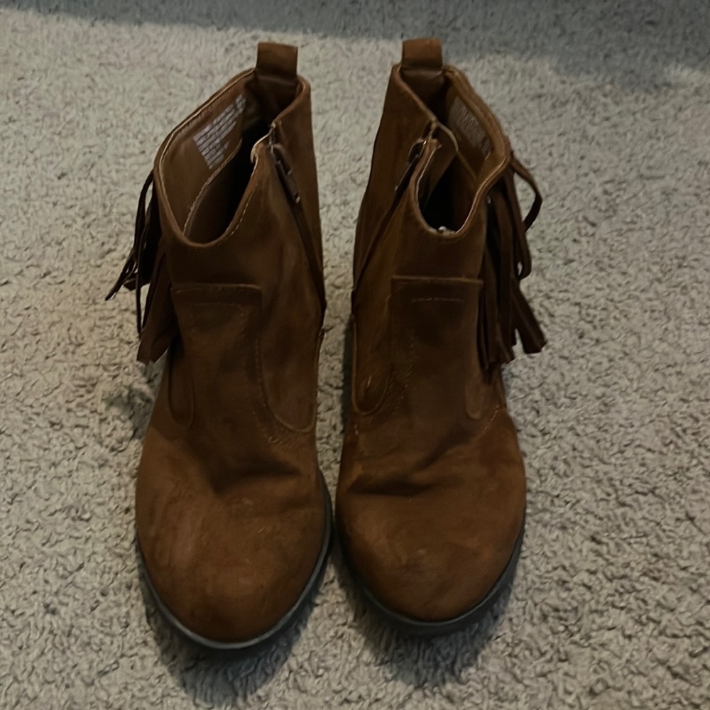 These cute booties made outta suede with fringe on the side.